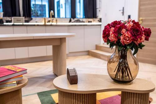 B Luxe Triplex, Cinema Near Place des Vosges AC - Tap to explore photos