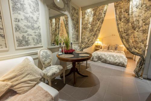 Gare du Nord & Canal St-Martin Room Type - One-Bedroom Apartment