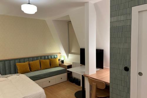 Lovely studio near the Arc de Triomphe - Tap to explore photos