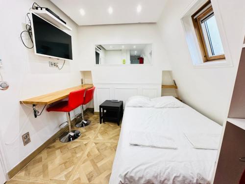 Cute Central Apartment Paris, near Champs-elyssées - Tap to explore photos