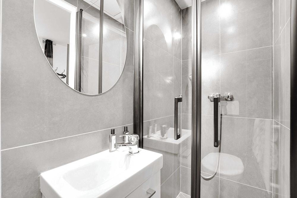 Charming Studio - 2P With AC Near Montmartre - Tap to explore photos