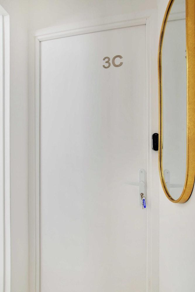 Charming Studio - 2P With AC Near Montmartre - Tap to explore photos
