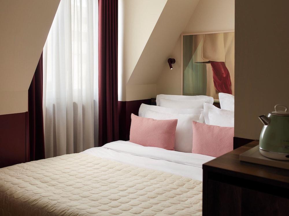 Numa Paris Champs-Élysées Room Type - Small Room