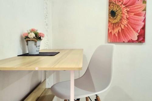 Apt Bassura Studio Tower E with Pool & Smart TV - Tap to explore photos
