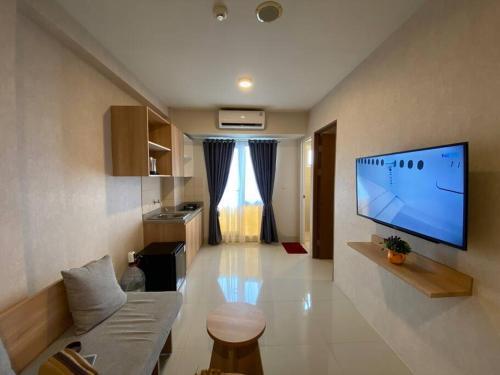 Apt Oak Tower 2BR Pulo Gadung with Pool - Tap to explore photos