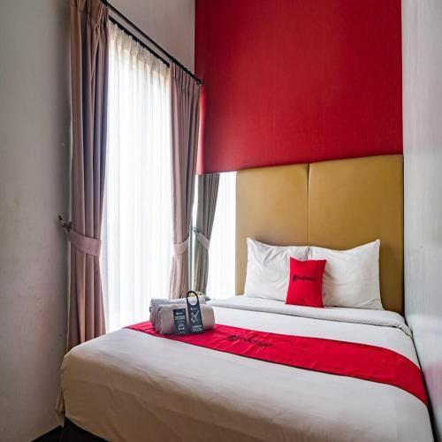 RedDoorz Plus at Blue Pacific Blok M Room Type - Standard Double Room