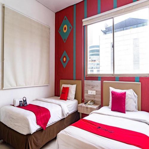 RedDoorz Plus at Blue Pacific Blok M Room Type - Standard Twin Room