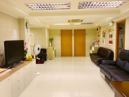 Le Cong Fraternal Guest House - Tap to explore photos