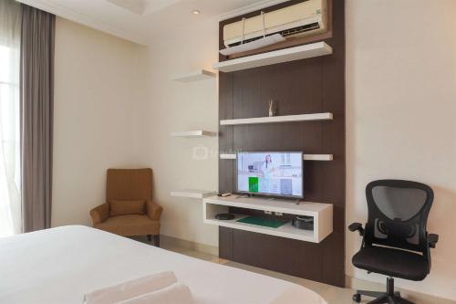 Best Homey and Strategic Studio at Bellezza Apartment By Travelio - Tap to explore photos