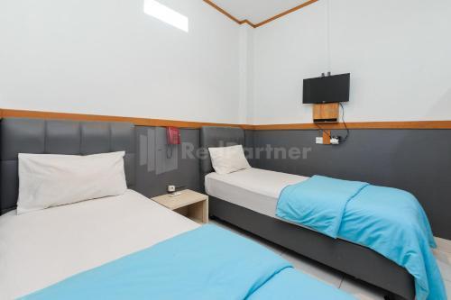 Ian Hotel Jaksa Mitra RedDoorz - Tap to explore photos