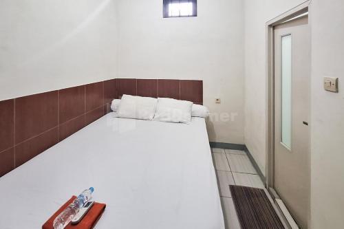 Joy Homestay At Pulomas RedPartner - Tap to explore photos