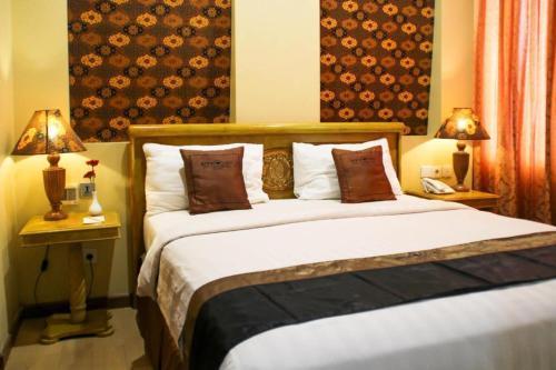 Amos Cozy Hotel Melawai - Tap to explore photos