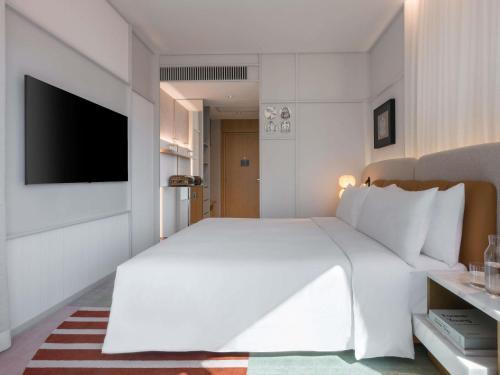Mondrian Hong Kong Room Type - Signature Harbor King Room