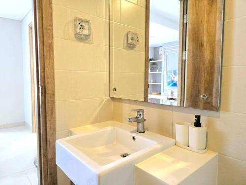 Apt Pejaten Park Residence 2 BR Alistan with Pool, Washer and Netflix - Tap to explore photos
