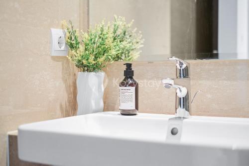 Hesha by Kozystay - Menteng Room Type - Three-Bedroom Apartment Hesha by Kozystay - Menteng Room Type - Three-Bedroom Apartment