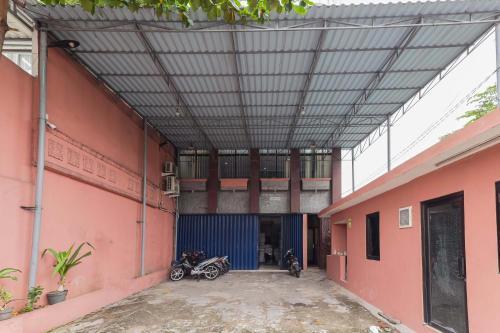 RedDoorz Syariah near Stasiun Karet - Tap to explore photos