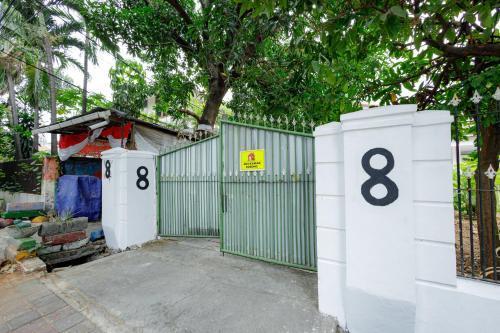 RedDoorz near Jalan Cikini - Tap to explore photos