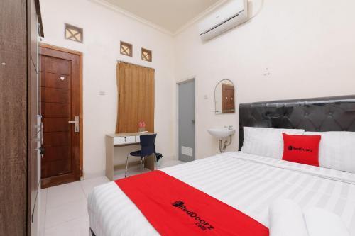 RedDoorz at Meruya Utara - Tap to explore photos