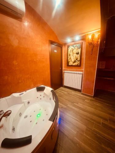Suites Moya 1 - SPA in Camera - Tap to explore photos