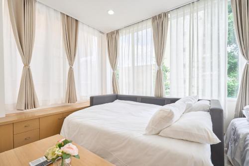 K-Large balcony, Luxury 2Bedroom Condo, 101sqm,Max14 PPL,7mins walk to station, Elevator,QuiteArea - Tap to explore photos