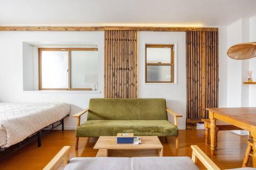 Sleeps 12, 13min to Tokyo Station, 80 sqm Apartment, 6 Double Beds, Separate Sleeping Areas