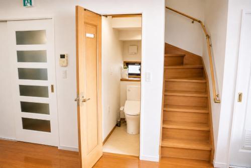 Sleeps 12, 13min to Tokyo Station, 80 sqm Apartment, 6 Double Beds, Separate Sleeping Areas - Tap to explore photos