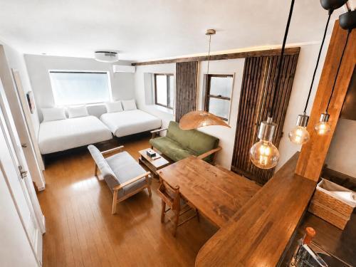 Sleeps 12, 13min to Tokyo Station, 80 sqm Apartment, 6 Double Beds, Separate Sleeping Areas - Tap to explore photos