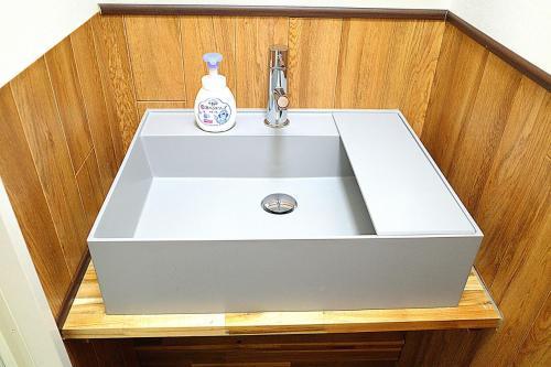 J-2S JR Yamanote Komagome, 3 storey 101sq 4BR, FreePark - Tap to explore photos