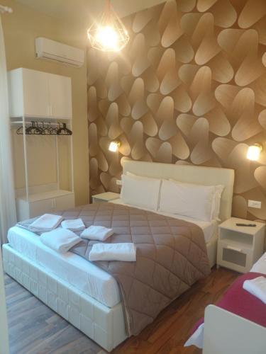 GUEST HOUSE GIL - ROME Colosseum Area - Tap to explore photos