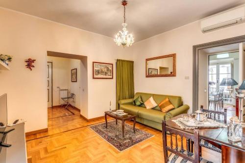 XX SETT: Flat by Barberini Trevi Fountain