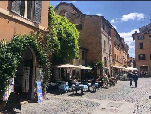 Intimo ed Eclettico Studio a Trastevere - Tap to explore photos