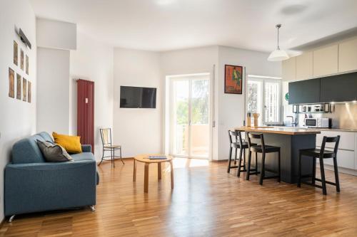 Cozy flat 2 bedrooms 2 bathrooms with balcony - Tap to explore photos