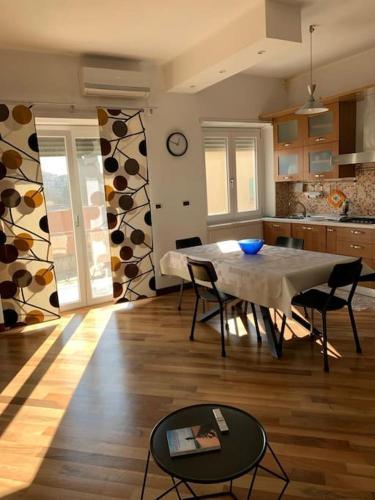 Holiday Home: Coli'n Cozy Apartment - Tap to explore photos