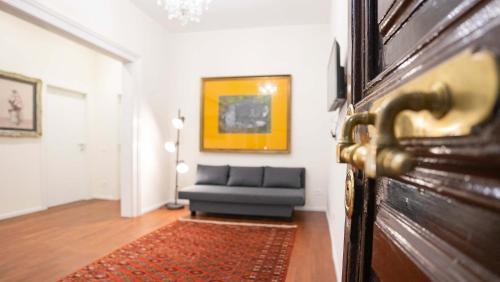 Crescenzio Elegant Apartment - Tap to explore photos