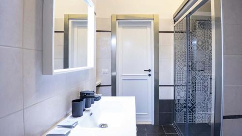EasyTopStay - Crescenzio Stylish Apartment - Tap to explore photos