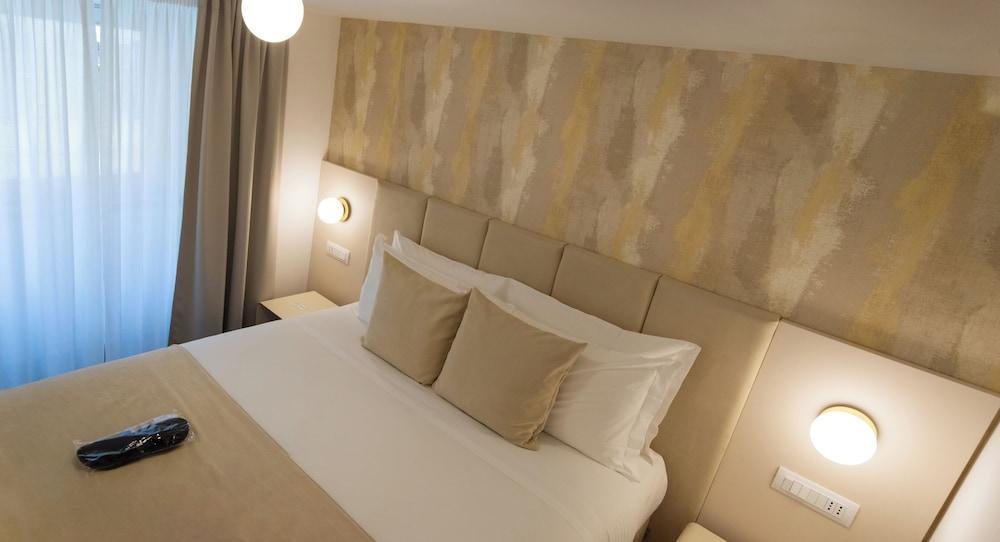 Home at Rome Luxury Navona Suites - Tap to explore photos