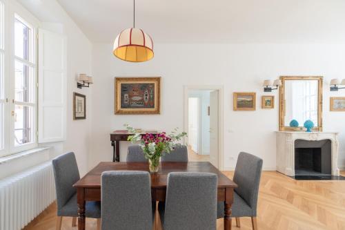 iFlat Campo de' Fiori Brand New & Bright apt - Tap to explore photos
