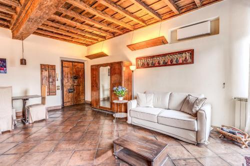 Flat with Lovely Views near Piazza Navona - Tap to explore photos