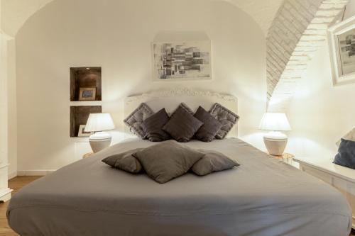 Campo dei Fiori Historic Apartment - Tap to explore photos