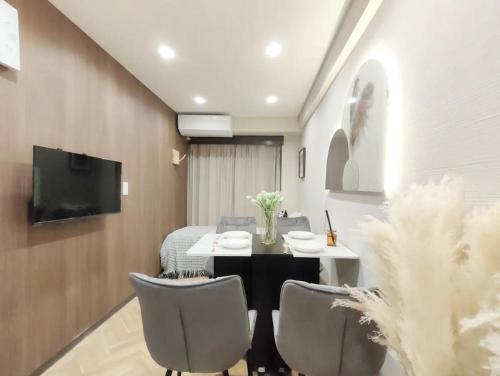 G81新宿最中心 两室一厅 新宿三丁目车站4分 2 rooms Shinjuku center 4 mins to ST Max 6P 直达新宿 涉谷 表参道 池袋 上野 代代木 银座 原宿 - Tap to explore photos