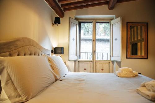 Domus Luxury Gianicolo - Tap to explore photos