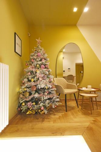 Dea Rome Suites - Tap to explore photos