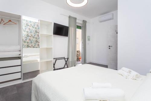 Fiorini - Rooms - Tap to explore photos