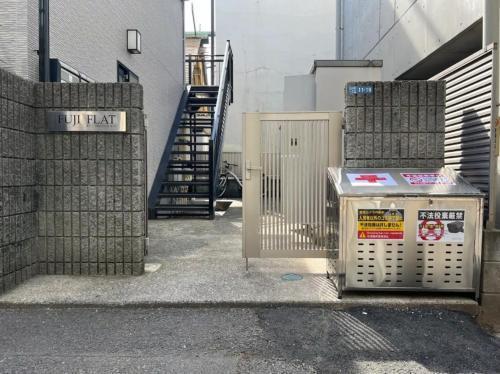 Fuji Flat 新大久保駅から徒歩20秒 新宿駅も徒歩15分 有名レストラン多数 歌舞伎町も歩いて行けます - Tap to explore photos