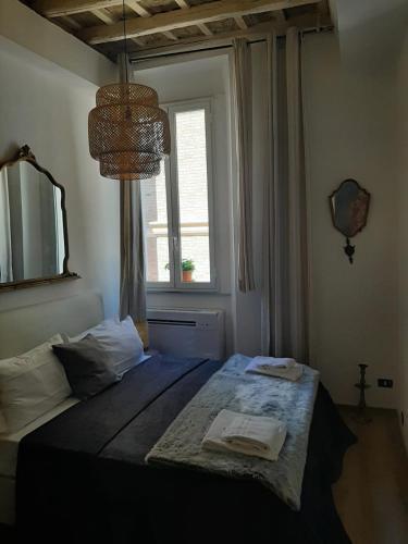 Colosseum Charming Apartment in Monti - Tap to explore photos