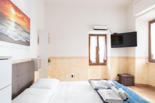 Monti Home - 5 Minute Walk to Colosseum & Metro - Tap to explore photos