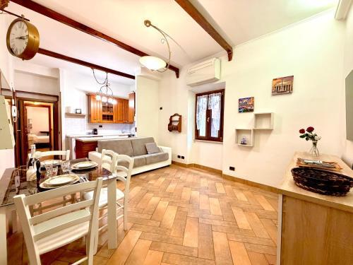 Monti Home - 5 Minute Walk to Colosseum & Metro - Tap to explore photos