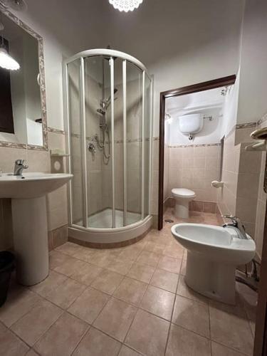 Edoardo's Historic Apartment - Tap to explore photos