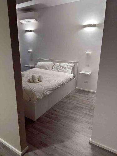 Cozy design studio apartment in Porta Maggiore. - Tap to explore photos