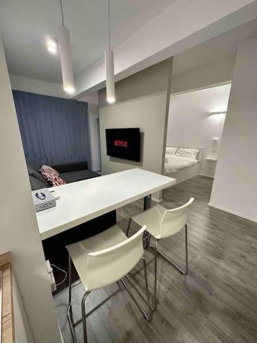 Cozy design studio apartment in Porta Maggiore. - Tap to explore photos